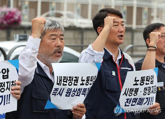 25일 서울 용산구 대통령실 앞에서 열린 '위법한 시행령·행정지침 원상회복 요구 양대노총 기자회견'에서 양경수 민주노총 위원장과 김동명 한국노총 위원장이 구호를 외치고 있다. 연합뉴스